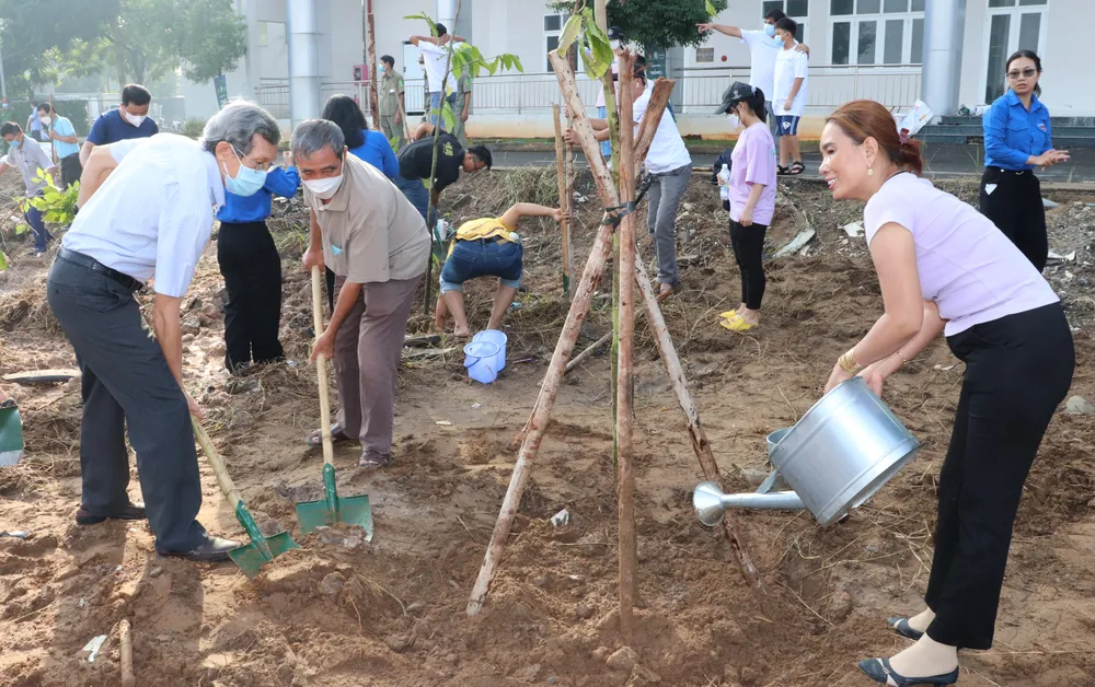 Trồng mới 500 cây dầu rái tại TPHCM, lan tỏa thông điệp vì môi trường xanh ảnh 1