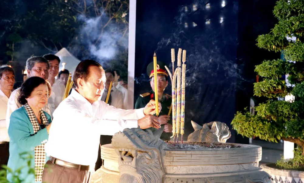 Các lãnh đạo, nguyên lãnh đạo Đảng, nhà nước và TPHCM dâng hương