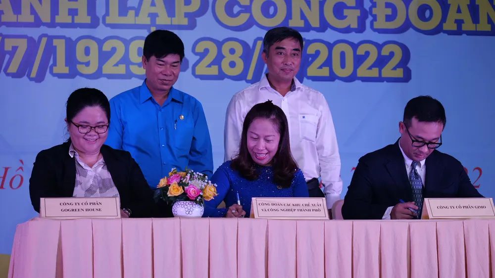 Nhiều hoạt động chăm lo cho công nhân khó khăn ảnh 1