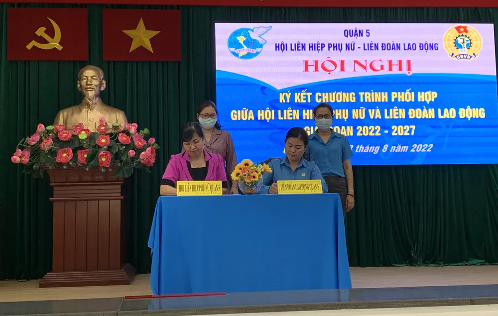 LĐLĐ quận 5 và Hội LHPN quận ký phối hợp chăm lo lao động nữ