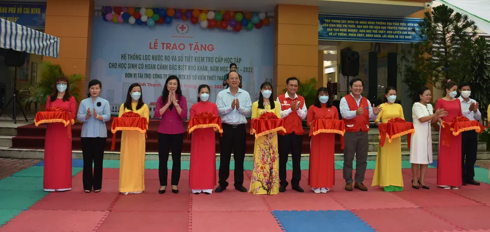 Trao 6 hệ thống lọc nước và 210 sổ tiết kiệm chăm lo học sinh khó khăn ảnh 3