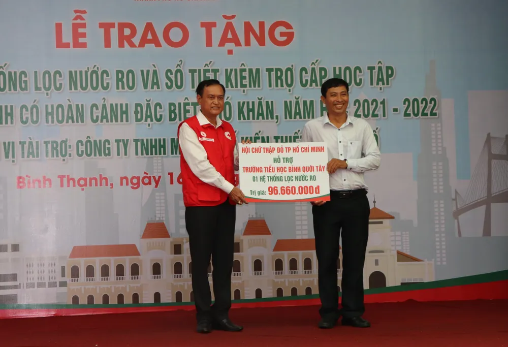Trao 6 hệ thống lọc nước và 210 sổ tiết kiệm chăm lo học sinh khó khăn ảnh 1