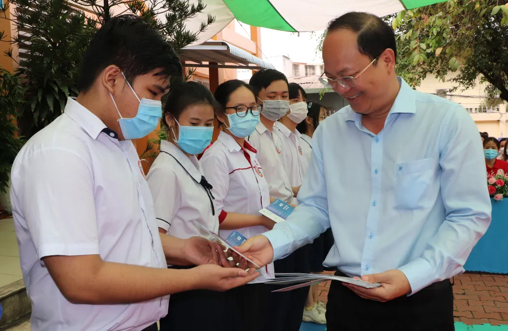 Trao 6 hệ thống lọc nước và 210 sổ tiết kiệm chăm lo học sinh khó khăn ảnh 2