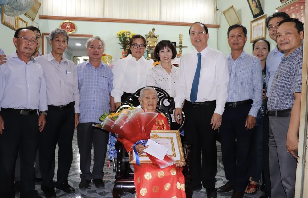 Trao Huy hiệu 75 và 60 năm tuổi Đảng cho các đảng viên cao tuổi ảnh 5