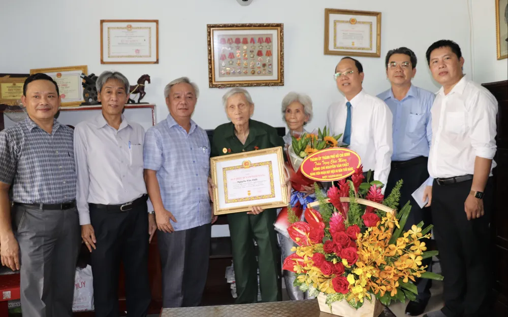 Trao Huy hiệu 75 và 60 năm tuổi Đảng cho các đảng viên cao tuổi ảnh 2