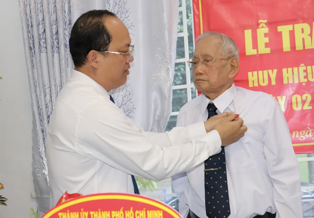 Trao Huy hiệu 75 và 60 năm tuổi Đảng cho các đảng viên cao tuổi ảnh 1