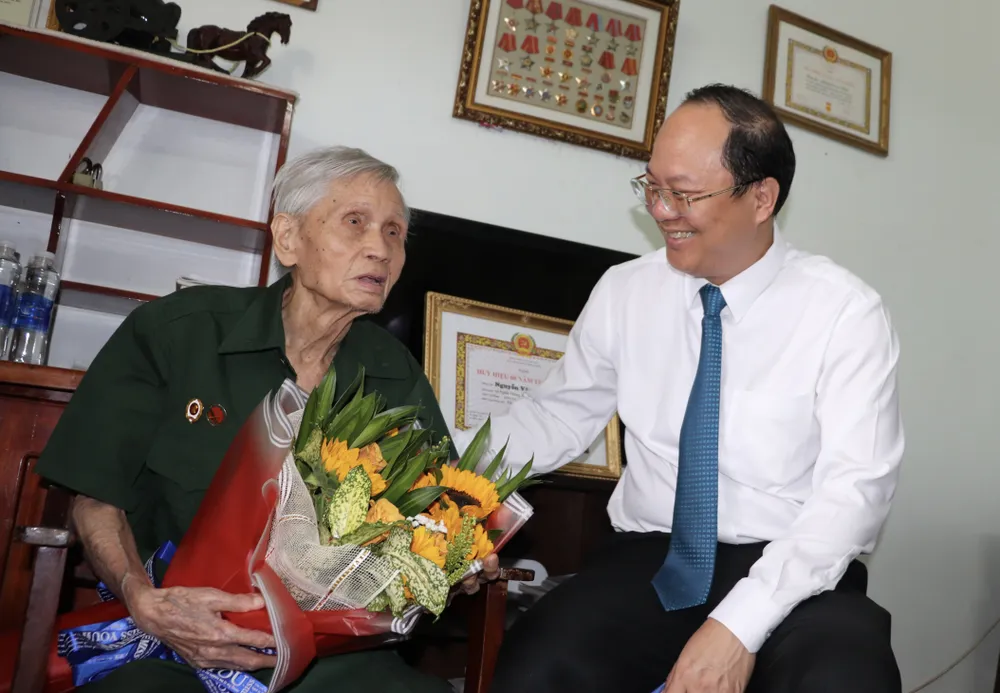 Trao Huy hiệu 75 và 60 năm tuổi Đảng cho các đảng viên cao tuổi ảnh 3