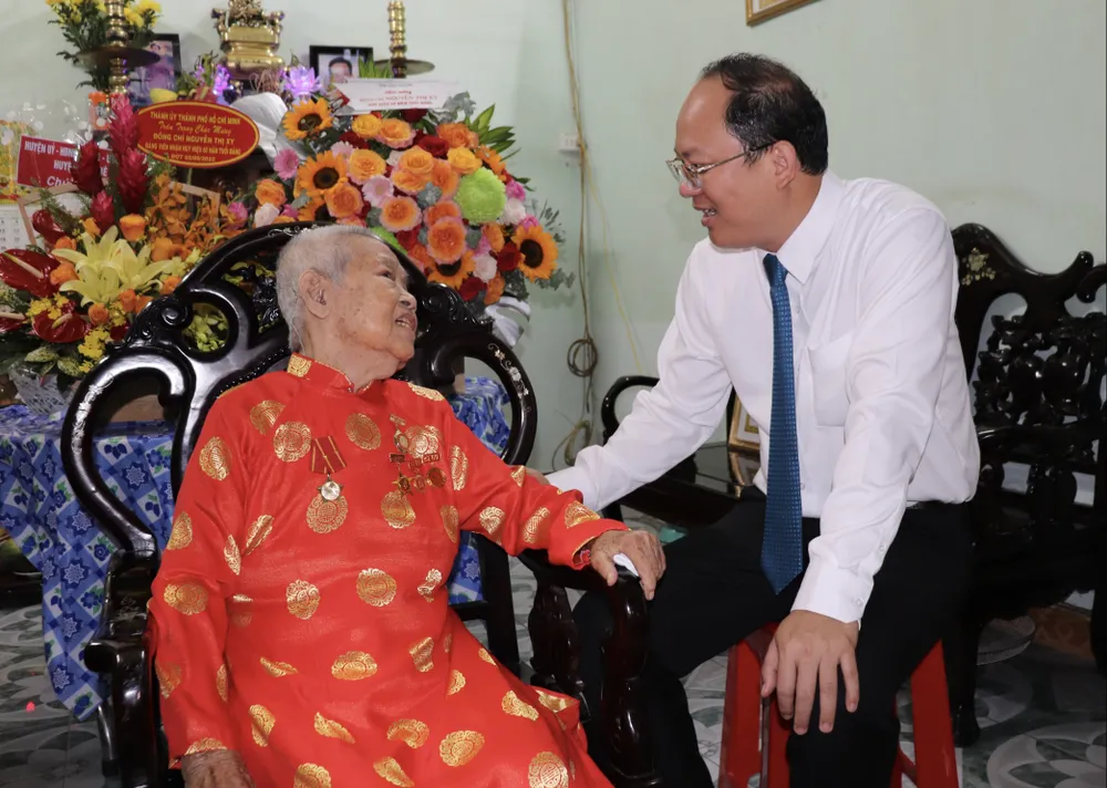 Trao Huy hiệu 75 và 60 năm tuổi Đảng cho các đảng viên cao tuổi ảnh 4