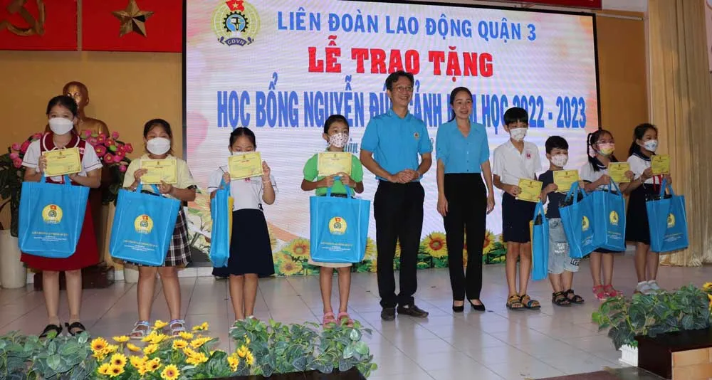 Trao học bổng tiếp sức học sinh khó khăn nhân dịp năm học mới ảnh 2