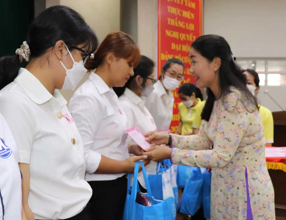 Trao học bổng tiếp sức học sinh khó khăn nhân dịp năm học mới ảnh 1