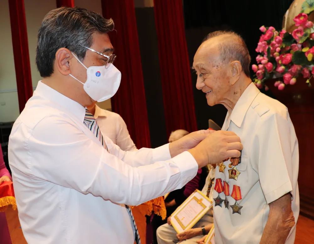 TPHCM trao Huy hiệu Đảng cho các đảng viên cao tuổi Đảng đợt 2-9 ảnh 6