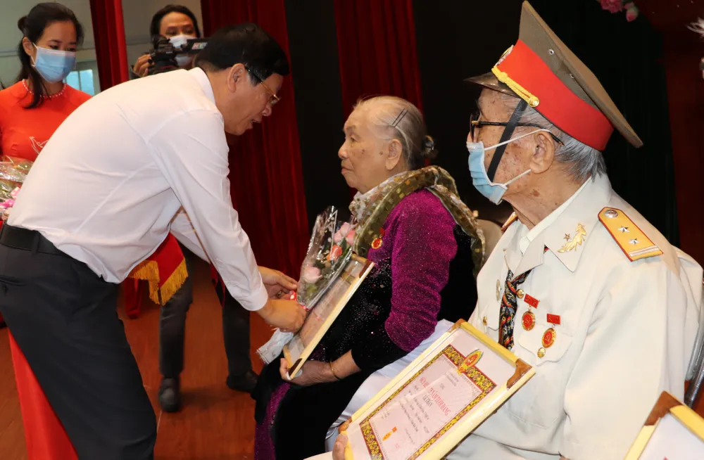 TPHCM trao Huy hiệu Đảng cho các đảng viên cao tuổi Đảng đợt 2-9 ảnh 9