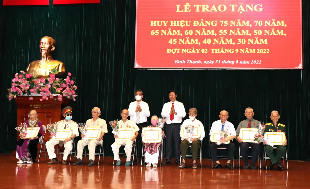 TPHCM trao Huy hiệu Đảng cho các đảng viên cao tuổi Đảng đợt 2-9 ảnh 7