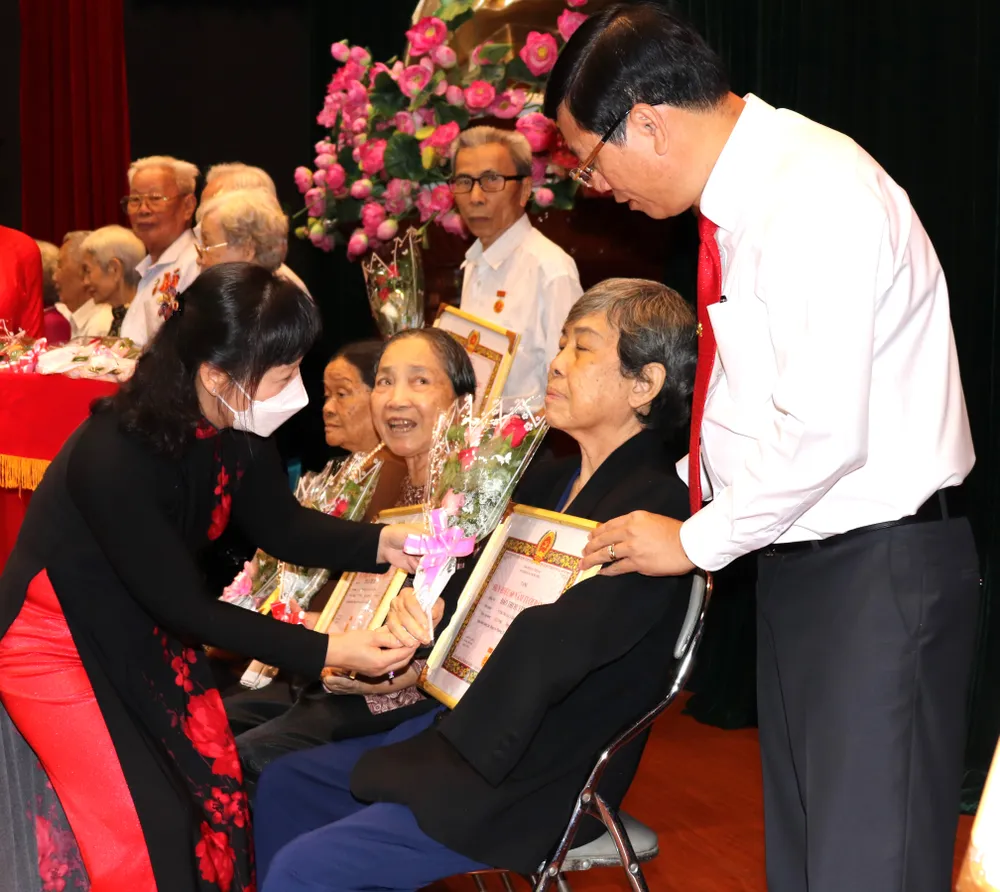 TPHCM trao Huy hiệu Đảng cho các đảng viên cao tuổi Đảng đợt 2-9 ảnh 8