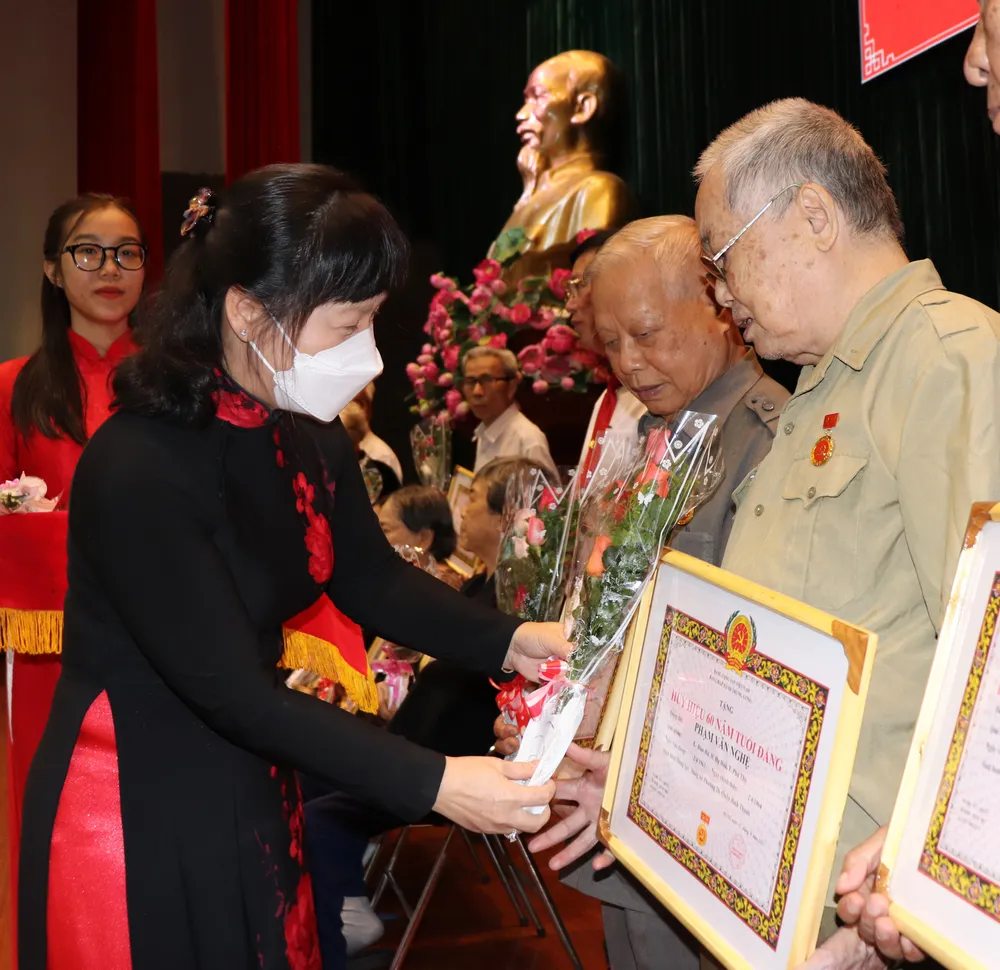 TPHCM trao Huy hiệu Đảng cho các đảng viên cao tuổi Đảng đợt 2-9 ảnh 10