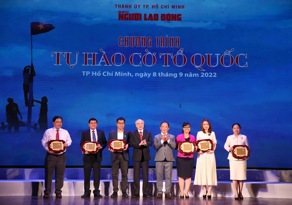 Chương trình “Một triệu lá cờ Tổ quốc cùng ngư dân bám biển” vượt mốc sau 3 năm ảnh 4