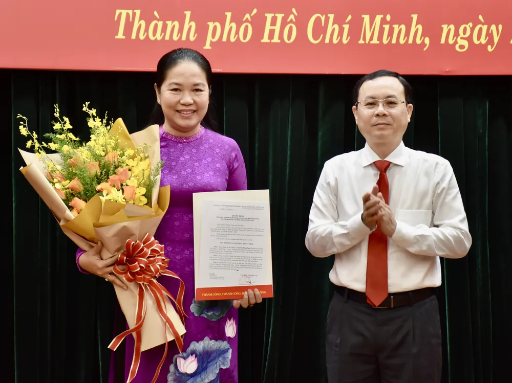 Thành ủy TPHCM trao quyết định nhân sự nhiều vị trí ảnh 4