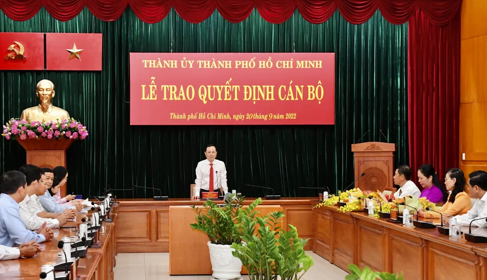Thành ủy TPHCM trao quyết định nhân sự nhiều vị trí ảnh 3