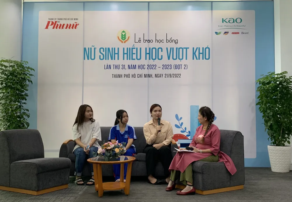 Nữ sinh mồ côi do Covid-19 nhận suất học bổng trị giá 10 triệu đồng ảnh 1