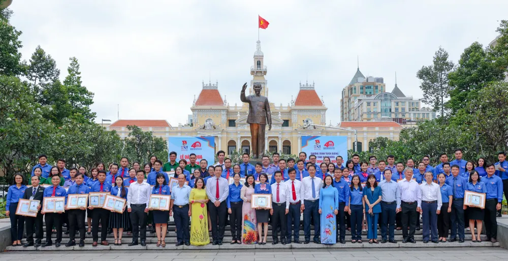 Tuyên dương 61 cán bộ, công chức, viên chức trẻ, giỏi, tiêu biểu ảnh 2