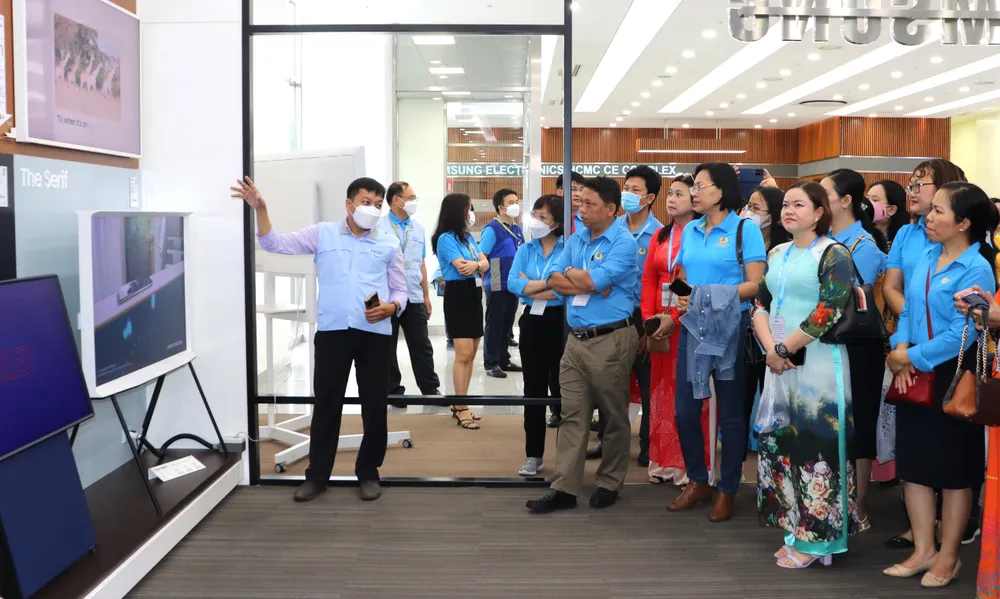 Gần 3.000 áo dài, vải may áo dài tặng nữ công nhân ảnh 4