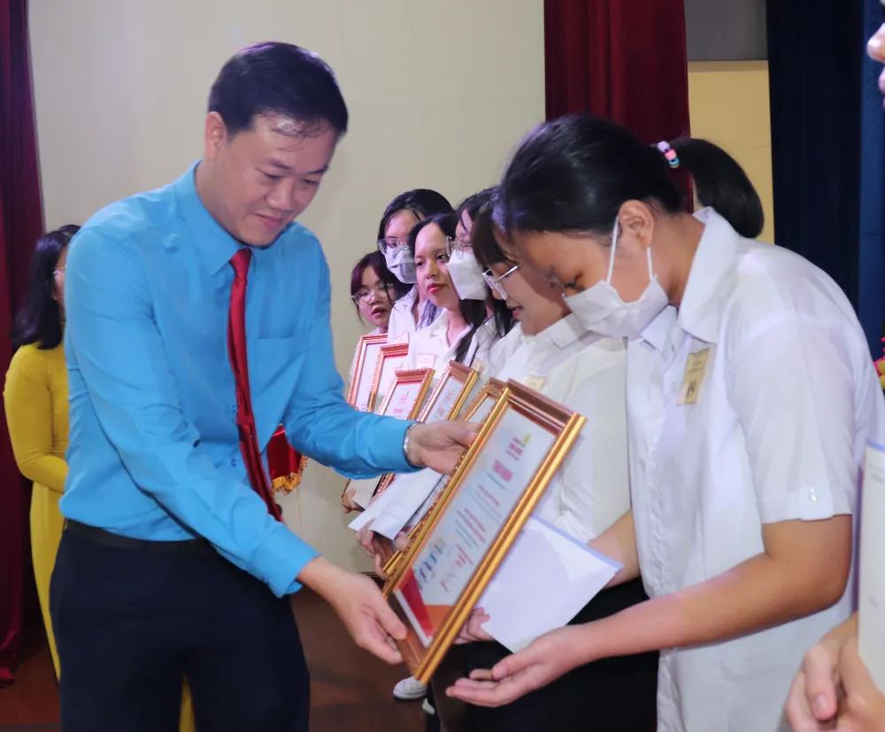 Gần 3.000 áo dài, vải may áo dài tặng nữ công nhân ảnh 3