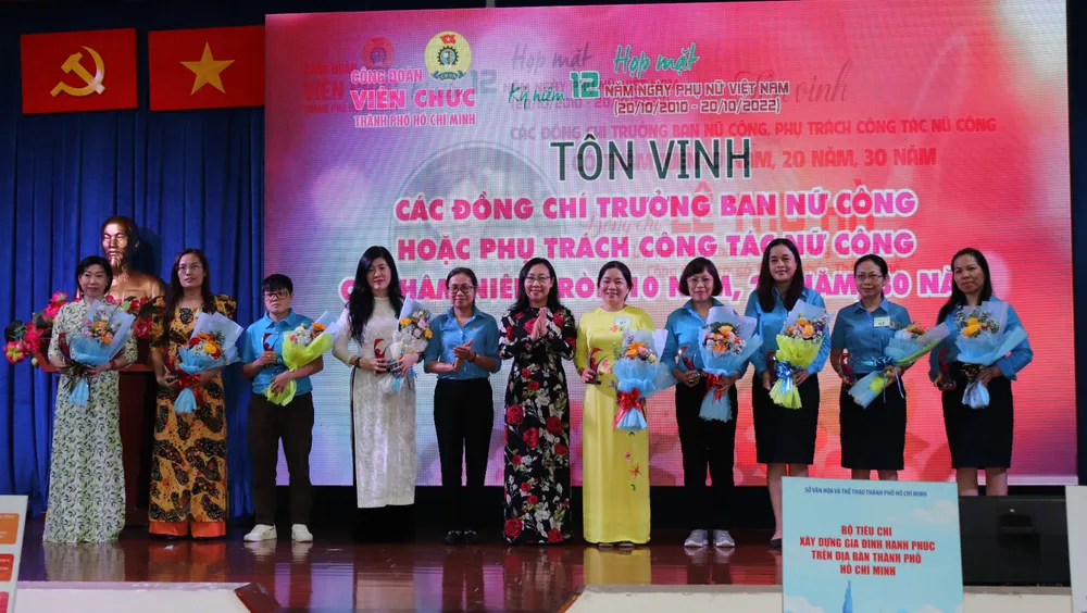 Gần 3.000 áo dài, vải may áo dài tặng nữ công nhân ảnh 2