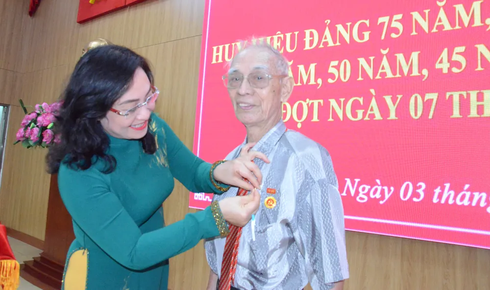 Quận Bình Thạnh trao Huy hiệu Đảng đến 151 đảng viên ảnh 1