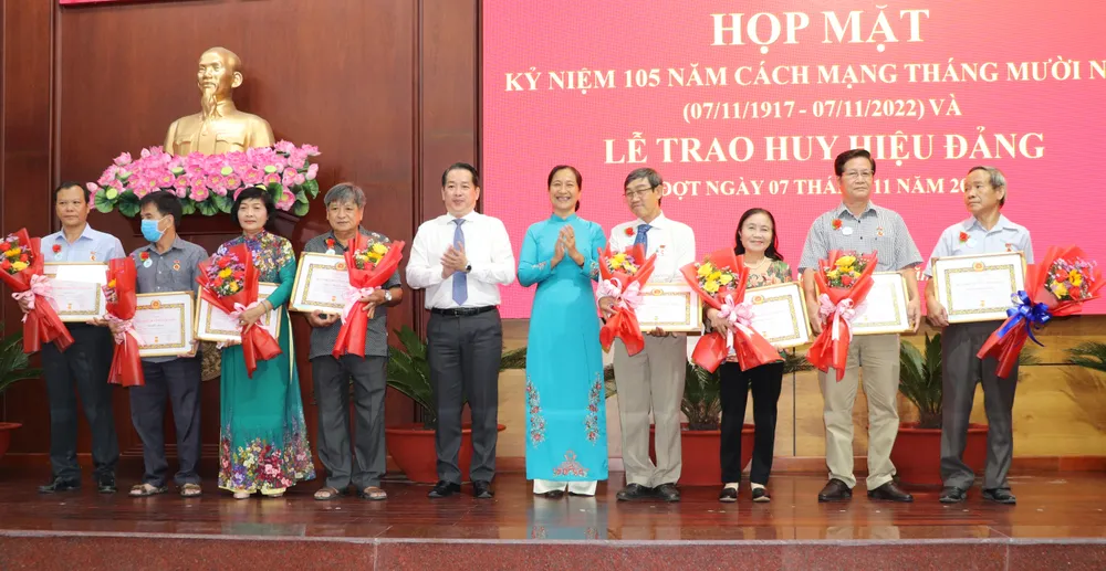 TP Thủ Đức trao Huy hiệu Đảng đến các đảng viên cao tuổi ảnh 3