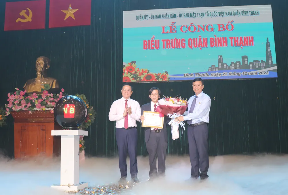 Trao giấy khen cho ông Lê Ngạt, người đoạt giải Nhất thiết kế biểu trưng quận Bình Thạnh