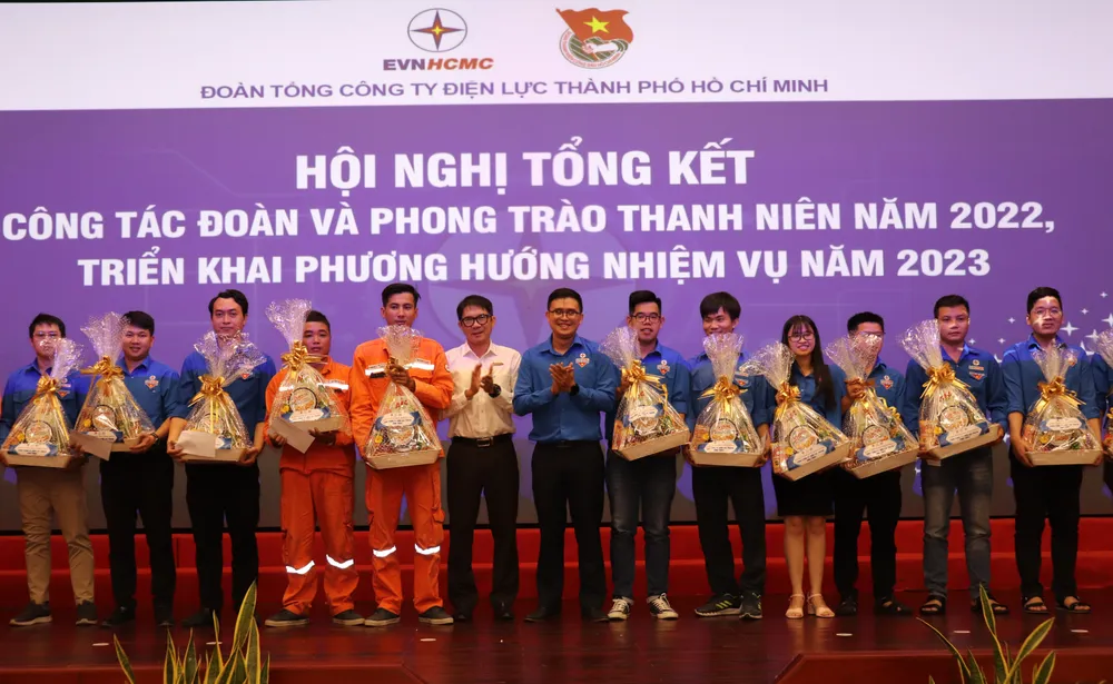 Trao quà tết chăm lo thanh niên ngành điện hoàn cảnh khó khăn