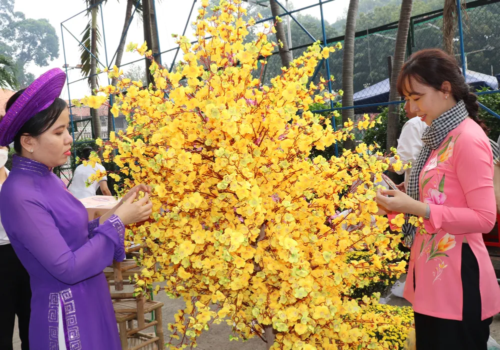 Các thí sinh tham gia thi trang trí tại hội thi