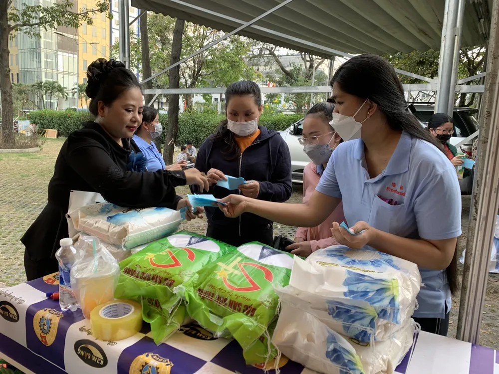 Công nhân mua hàng bằng phiếu quà tặng tại ngày hội