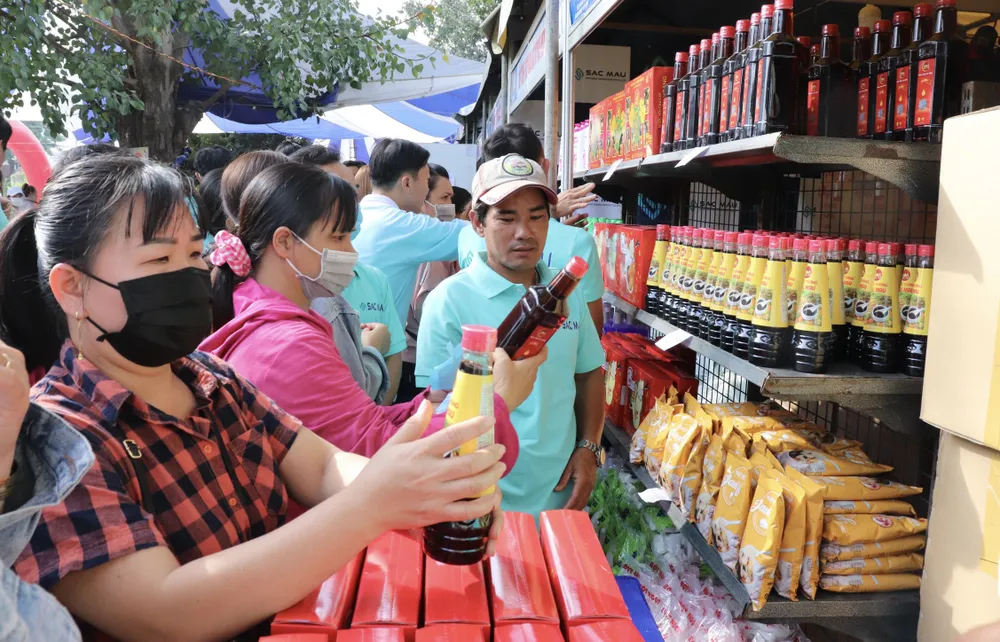 Công nhân mua hàng tại Ngày hội nghĩa tình - Tết đoàn viên ngày cuối năm