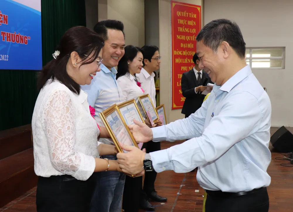 Phó Chủ tịch UBND TPHCM Dương Anh Đức tri ân các tập thể, cá nhân tích cực tham gia chương trình "Vòng tay yêu thương"