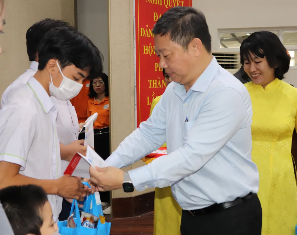 Phó Chủ tịch UBND TPHCM Dương Anh Đức trao quà tết chăm lo trẻ mồ côi