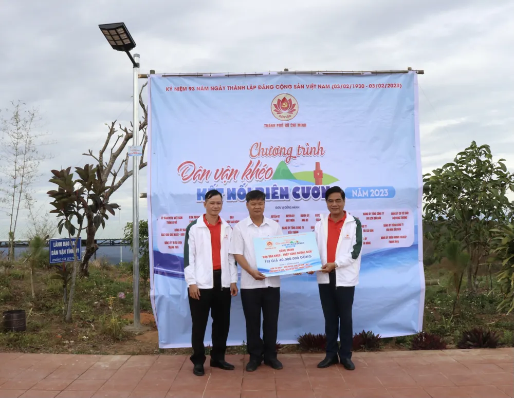 Đoàn công tác khánh thành công trình thắp sáng đường biên tại điểm cao 1015