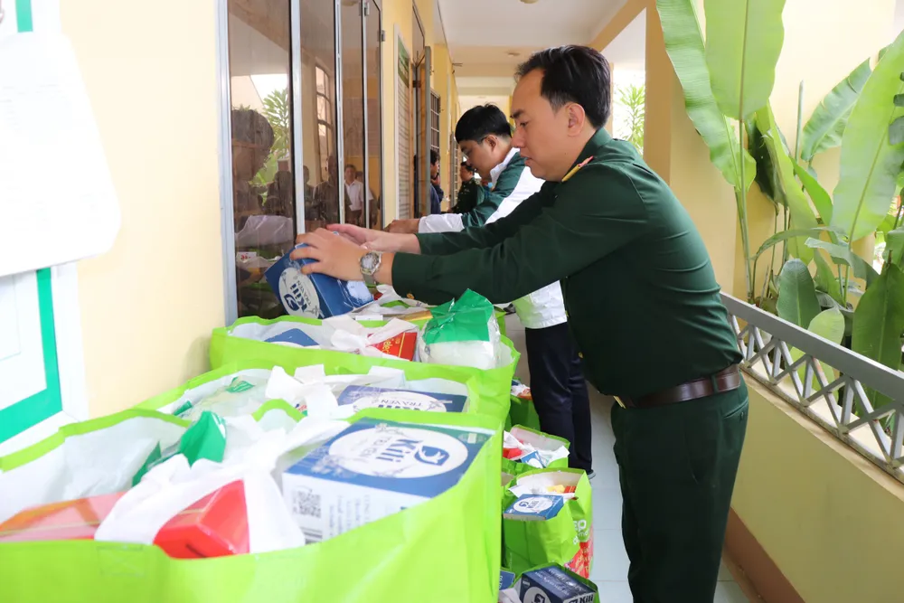 Thành viên đoàn công tác chuẩn bị quà tặng người dân khó khăn tại vùng biên giới