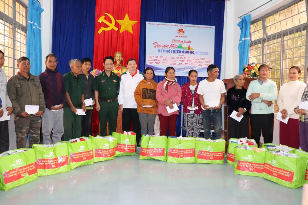 Niềm vui của người dân xã Rờ Kơi khi nhận món quà xuân nghĩa tình của TPHCM