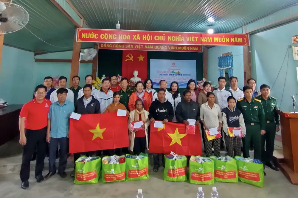 Đoàn trao quà và cờ Tổ quốc đến người dân xã Mô Rai