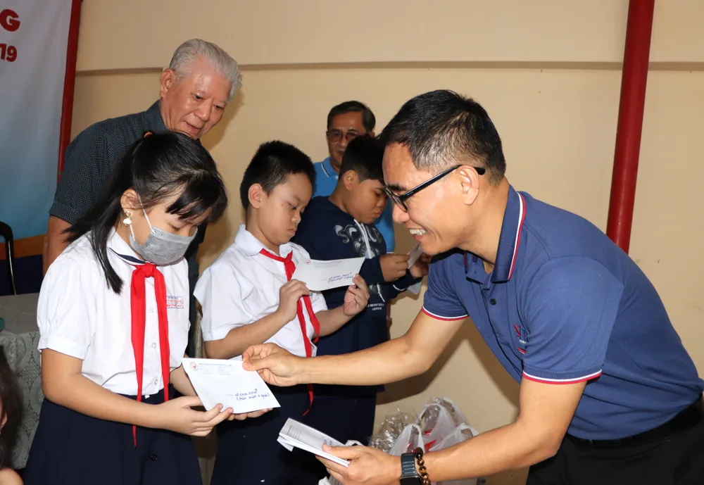 Trao quà tết đến trẻ mồ côi do dịch Covid-19