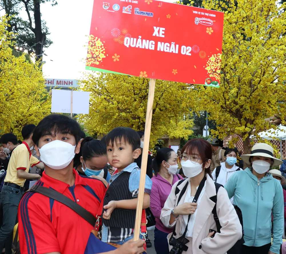 Người lao động khó khăn vui mừng chờ lên chuyến xe về quê đón tết cùng gia đình Người lao động khó khăn vui mừng chờ lên chuyến xe về quê đón tết cùng gia đình