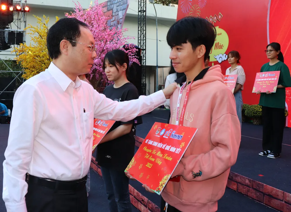 Phó Bí thư Thành ủy TPHCM Nguyễn Văn Hiếu trao vé xe và thăm hỏi cuộc sống của sinh viên Phó Bí thư Thành ủy TPHCM Nguyễn Văn Hiếu trao vé xe và thăm hỏi cuộc sống của sinh viên