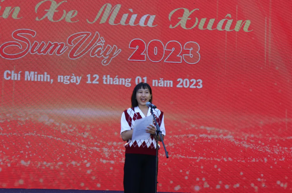 Sinh viên Nguyễn Linh Chi xúc động phát biểu cảm nghĩ khi nhận vé xe về quê Sinh viên Nguyễn Linh Chi xúc động phát biểu cảm nghĩ khi nhận vé xe về quê