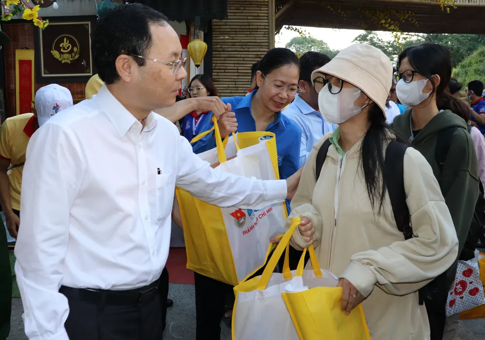 Phó Bí thư Thành ủy TPHCM Nguyễn Văn Hiếu gửi lời chúc mừng năm mới và bình an đến gia đình sinh viên Phó Bí thư Thành ủy TPHCM Nguyễn Văn Hiếu gửi lời chúc mừng năm mới và bình an đến gia đình sinh viên