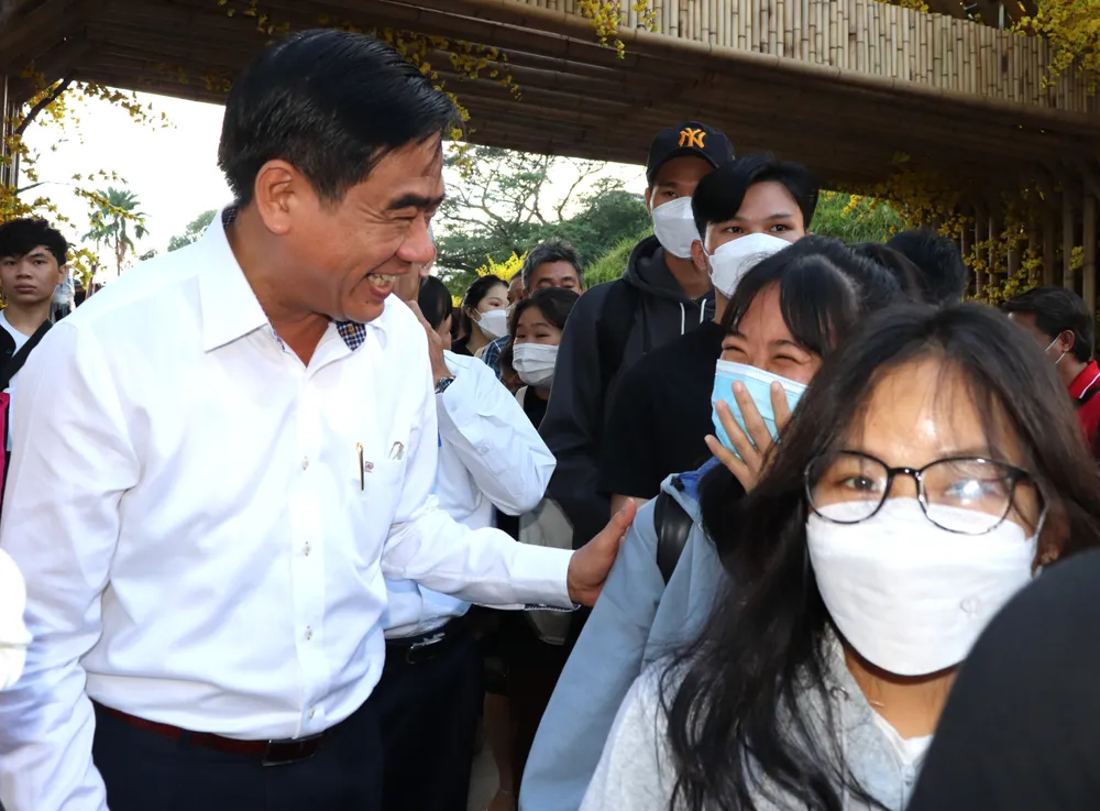 Niềm vui của sinh viên khó khăn trước giờ về quê Niềm vui của sinh viên khó khăn trước giờ về quê