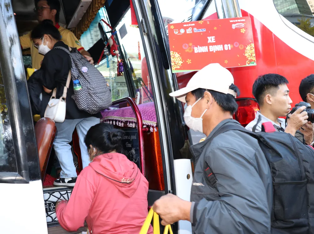 Sinh viên, người lao động bước lên chuyến xe mùa xuân về quê đón tết cùng người thân Sinh viên, người lao động bước lên chuyến xe mùa xuân về quê đón tết cùng người thân