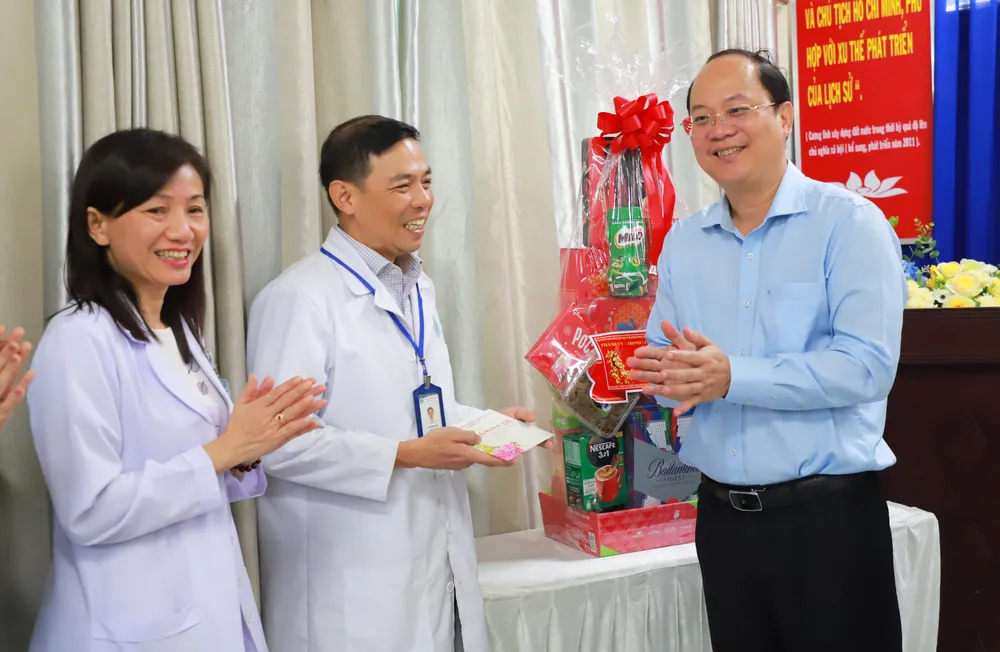 Đồng chí Nguyễn Hồ Hải chúc mừng năm mới đội ngũ y bác sĩ Bệnh viện quận 4