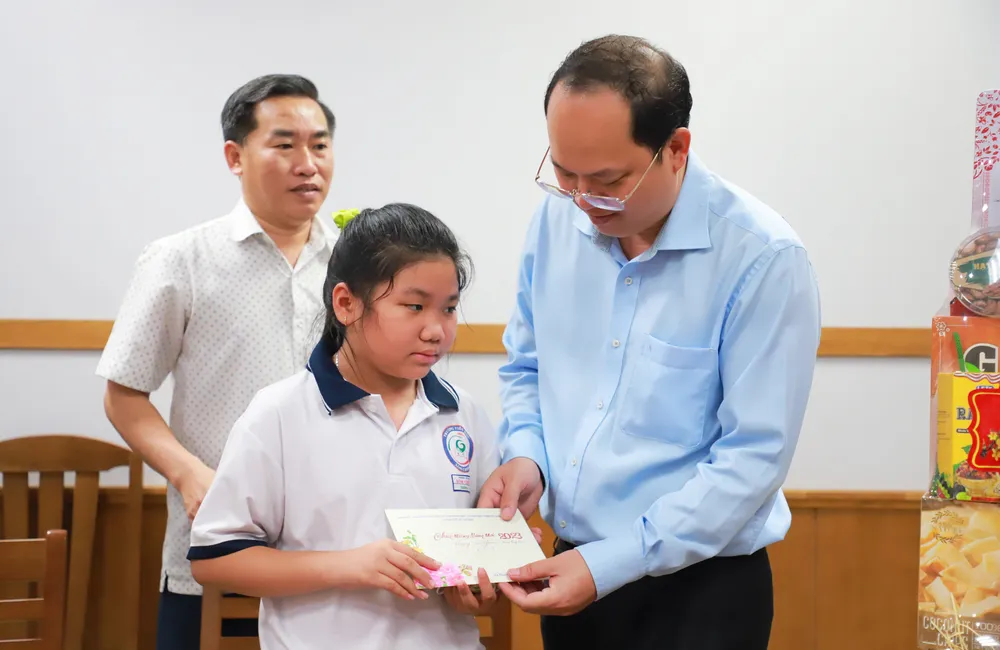 Đồng chí Nguyễn Hồ Hải động viên trẻ mồ côi do dịch Covid-19 tại quận 4