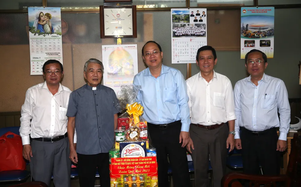 Đoàn đến thăm Linh mục AnTôn Nguyễn Đình Thục